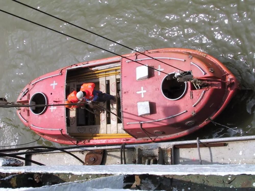 以案为鉴丨关于开敞式救生艇和封闭式救生艇的那些事_腾讯新闻