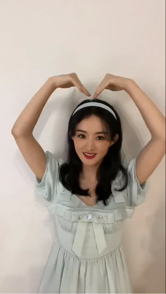 随着音乐的响起,赵丽颖也开始跳起了手指舞,疯狂的对着镜头摆出了各式