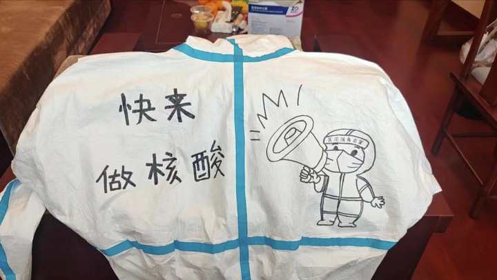 防护服上巧手作画黄岩方舱医院里的暖心事