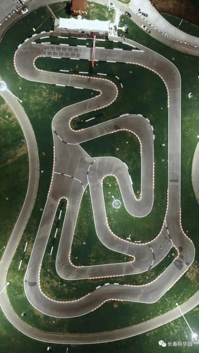 在专业化赛车道上极速前进,车子随嗡鸣的发动机声飞速前进,耳畔疾风