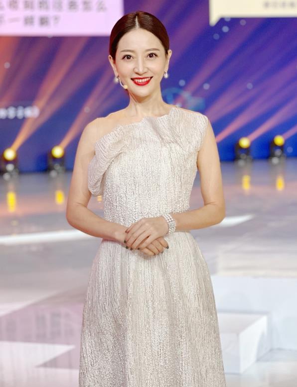 谢颖颖转行不易,沉淀7年逆袭为央视财经一姐,嫁给爱情让人羡慕_腾讯