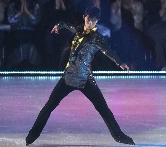 羽生結弦冰演帥炸,領銜群舞,朝鏡頭勾手現場瘋狂