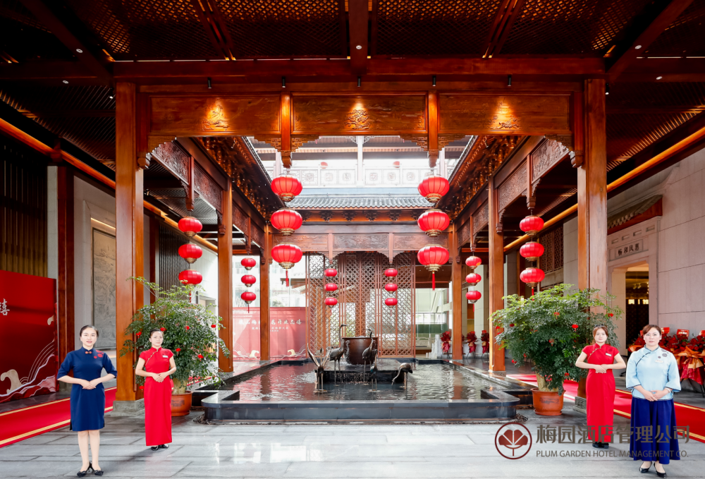 酒店大堂融合了四水归堂的闽都文化元素在功能设计上,旗山梅园酒店