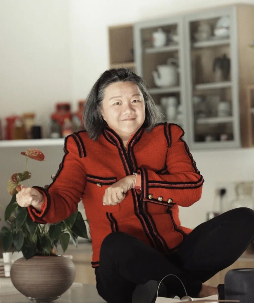 陈凯歌前妻洪晃闷在家自娱自乐玩摇滚表情夸张搞笑