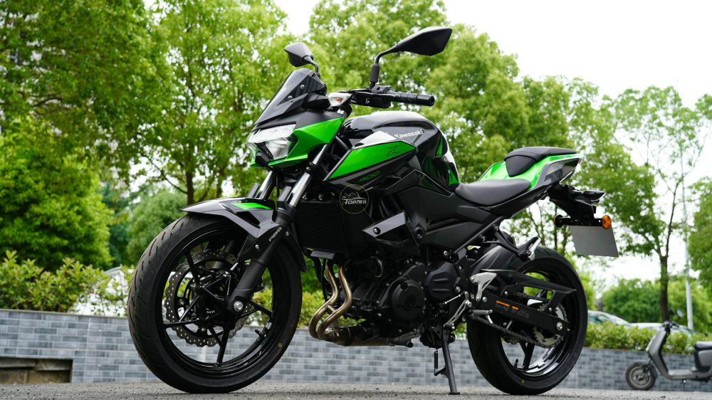 操控灵活还很暴力小短腿都能骑川崎z400试驾报告