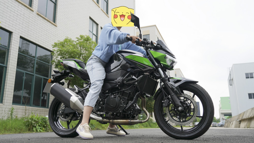 操控灵活还很暴力小短腿都能骑川崎z400试驾报告