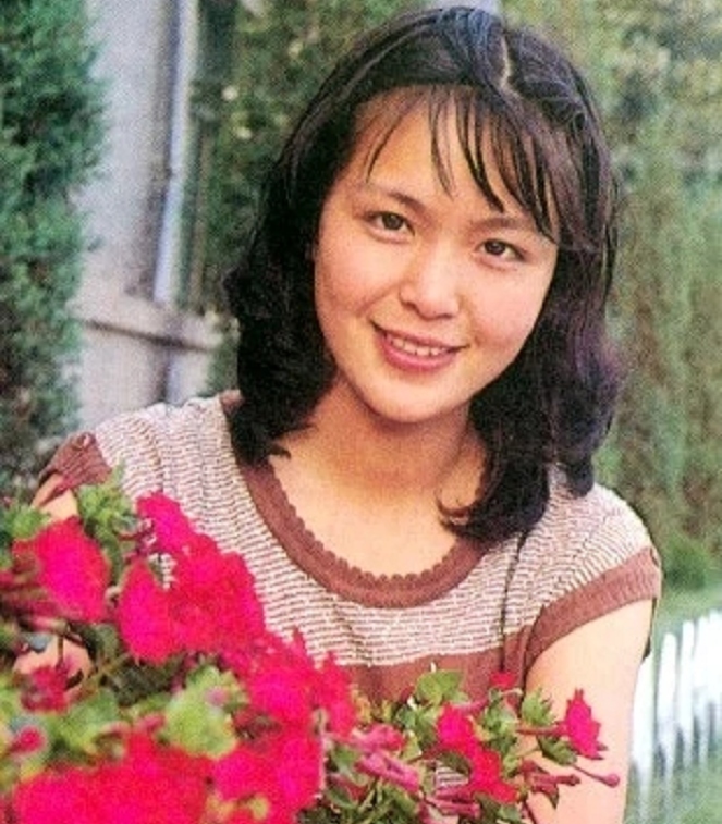 "中戏五朵金花"金莉莉:嫁圈外丈夫,42岁冒险产女如今怎样了?_腾讯新闻