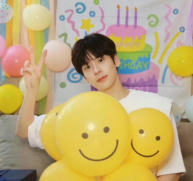 男主的饰演者魏哲鸣颜值也颇具少年感,虽说他出演过多部作品,却没有