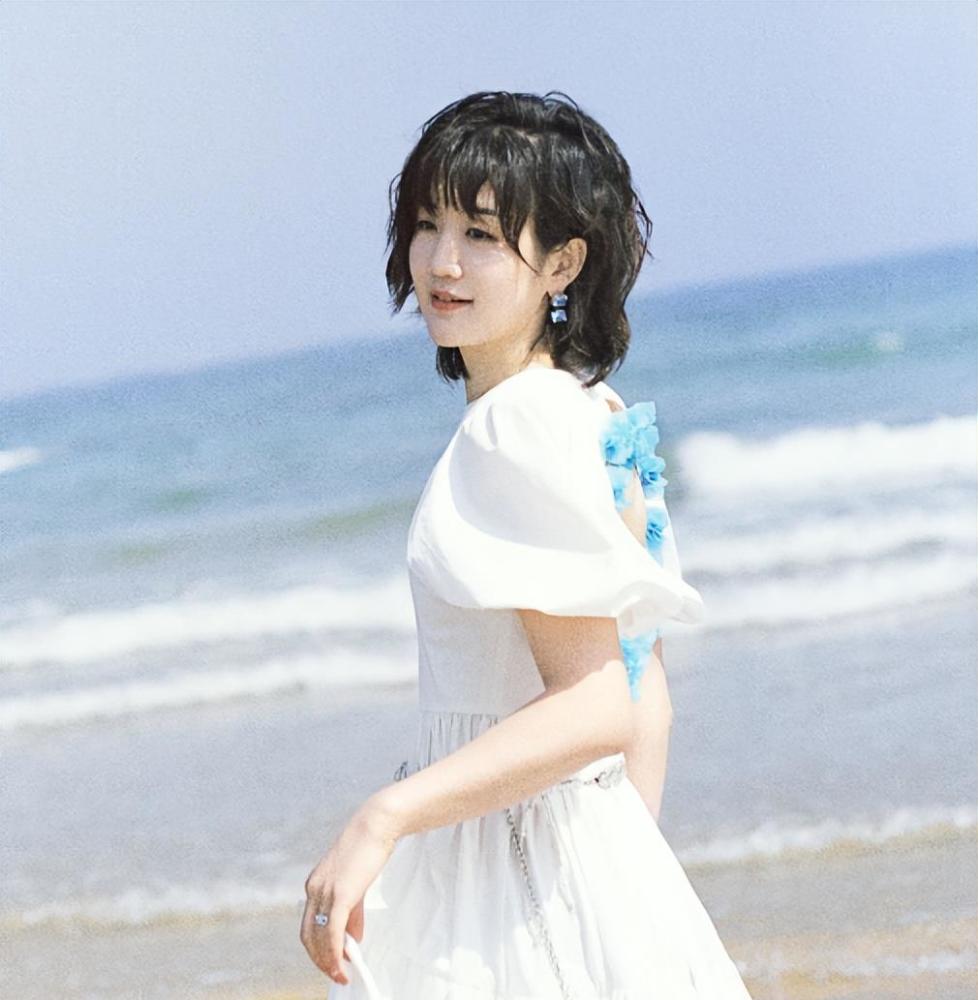 陈梦海边艺术照上热搜:身穿白色镂空心形裙,少女感爆棚_腾讯新闻