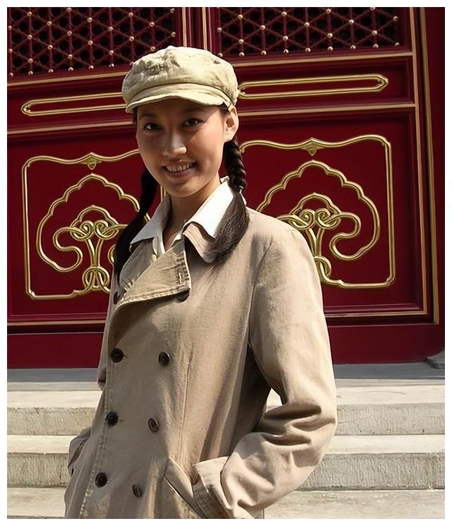 随着角色的走红,高露在一次生日宴上,被导演叶京看中随后出演了电视剧