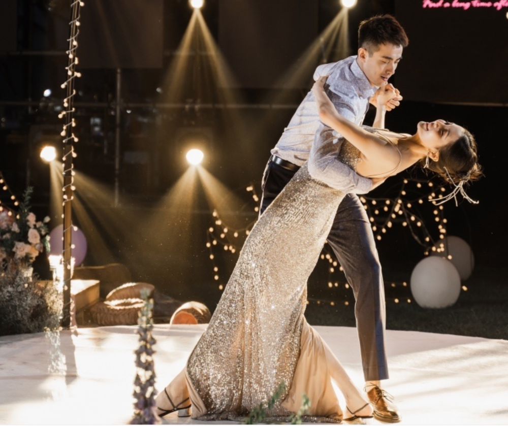 齁甜赵继伟和漂亮妻子彩排婚礼舞蹈一个半转身动作凹造型逗乐太太