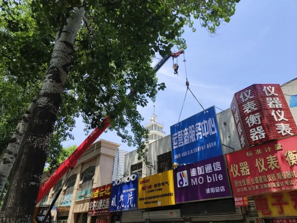 協助華龍區推進我市戶外廣告整治工作,先對京開道(濮陽縣界-中原路)