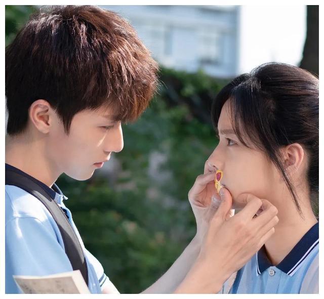 一部轻松下饭的高颜值校园甜宠剧来了,帅气男爱上飒爽呆萌女_腾讯新闻