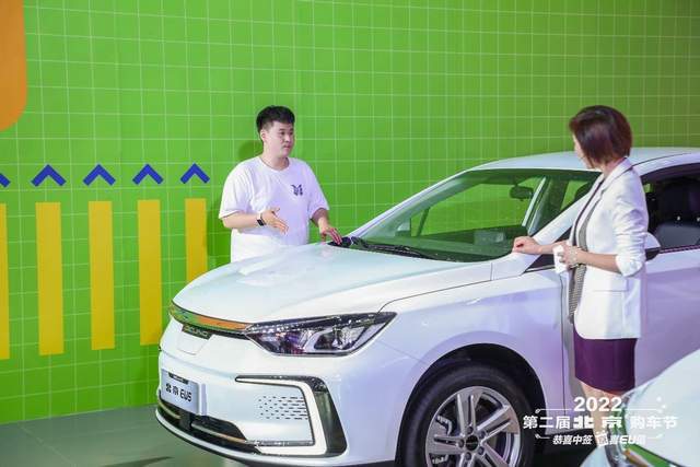 北京汽车购物节：英达“镝子”现身讲述自己购车如何避坑600272开开实业