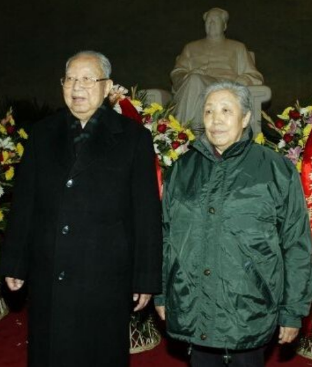 2007年华国锋瞻仰主席遗容，遭家人阻拦，华国锋：这是最后一次了想学一门手艺