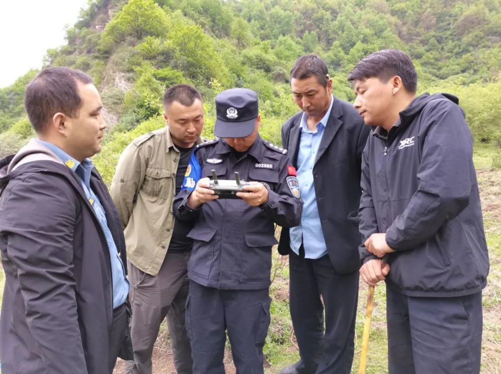 在事發地與八角鎮政府,蓮花山管