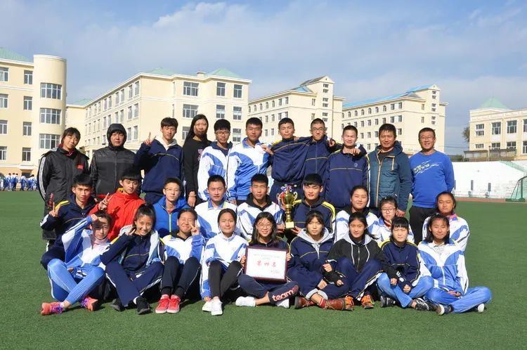 旅顺口区第三高级中学全体师生将以荣获"大连市体育特色高中"称号为