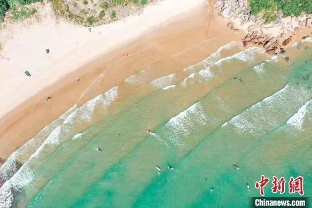 探访海南万宁“冲浪第一村”：走出数十位知名冲浪运动员_腾讯新闻