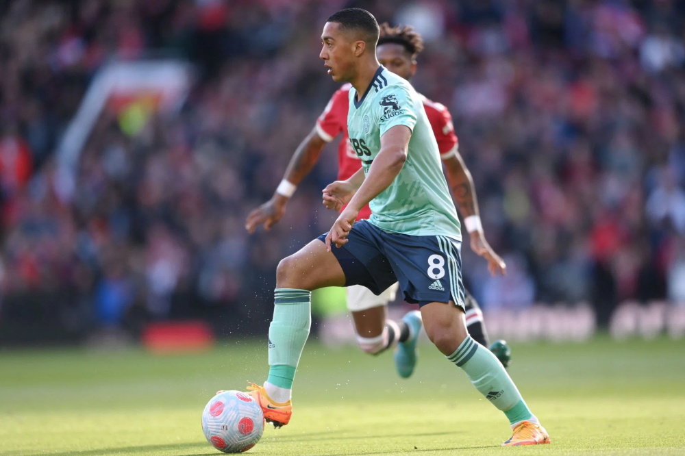 据报道,阿森纳在争夺里昂中场乌桑·阿瓦尔中处于领先地位_腾讯新闻