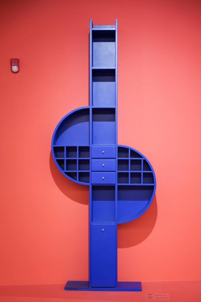 比起包豪斯风格功能至上的实用设计理念,孟菲斯风格下的作品