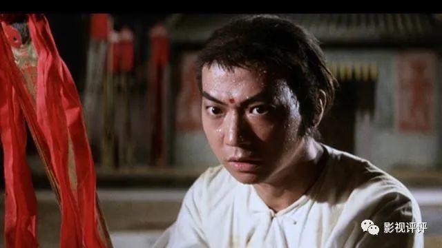 奇幻神怪片并没有让袁日初大红大紫,等到相貌英俊,体格健硕的甄子丹