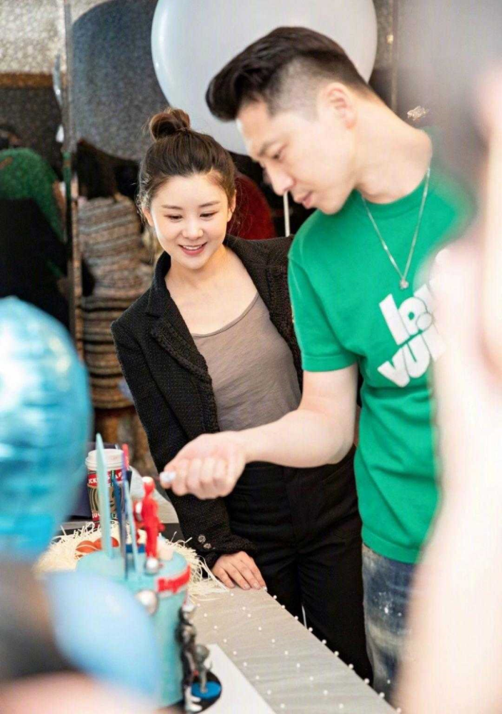 二胎后的李小萌依然很减龄穿搭简约清爽一点也看不出36岁