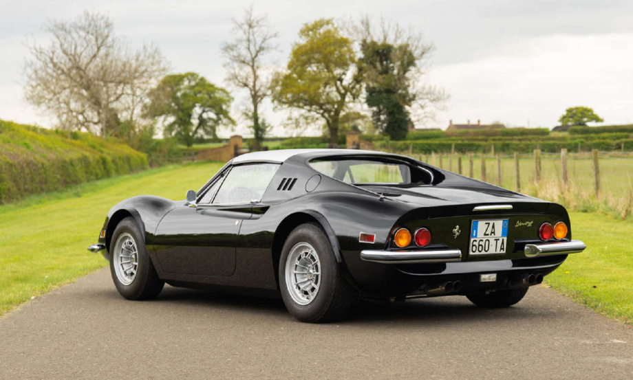 当时的法拉利专注赛车研发,在民用跑车领域则以v12发动机为主,且均