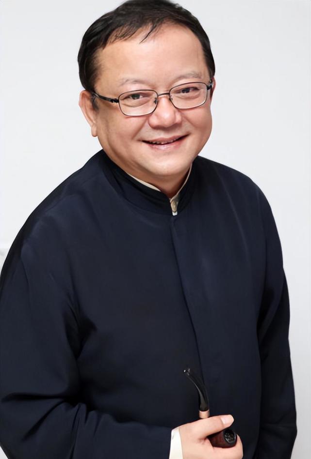 王刚前妻成方圆:一生2婚2离不生孩子,62岁与父亲相依为命