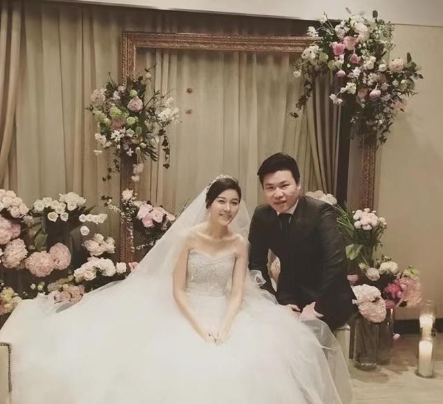 金荷娜结婚照片金荷娜于2016年与比自己小一岁的企业家崔振赫结婚