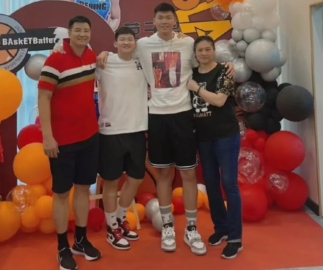 范子铭一家人合影和其他很多项目不同,篮球因为有身高优势的加成,因此