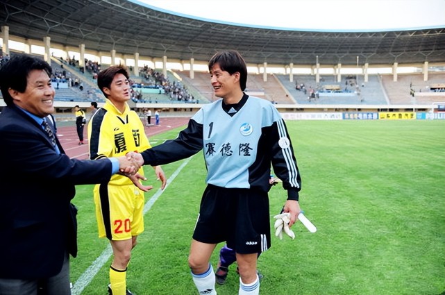 大连足球史上今天1999年足协杯万达vs厦门ac米兰球迷抢镜迟尚斌