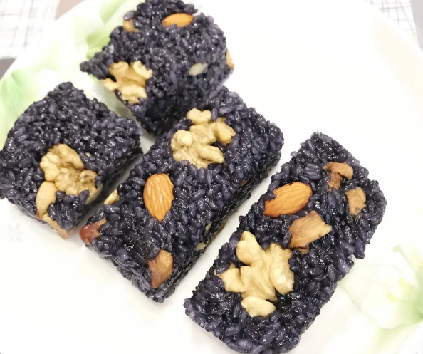 (3)乌饭糕,又称黑饭,浙江著名传统小吃,属于立夏节食品.