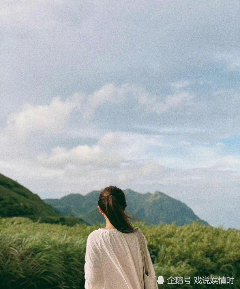 田馥甄晒背影照,米白色长裙马尾辫文艺气息十足_腾讯新闻