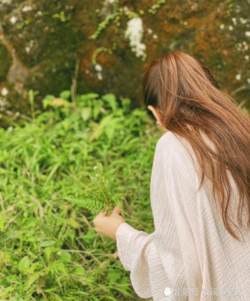 田馥甄晒背影照,米白色长裙马尾辫文艺气息十足_腾讯新闻
