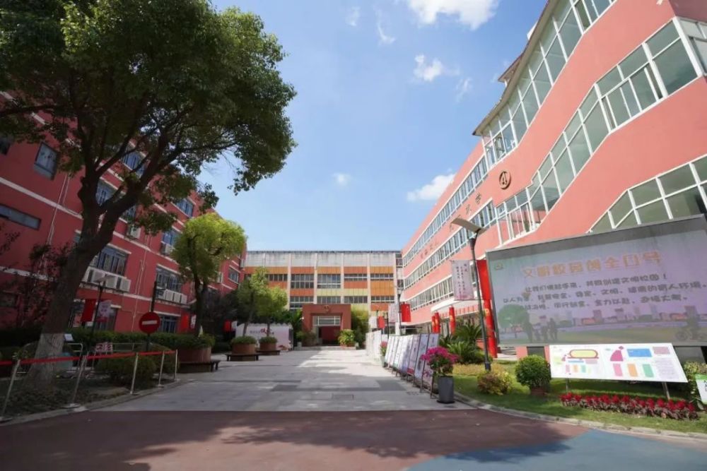 春申校区莘松校区三校区发展均衡优质,教育教学质量在区域内长期处于