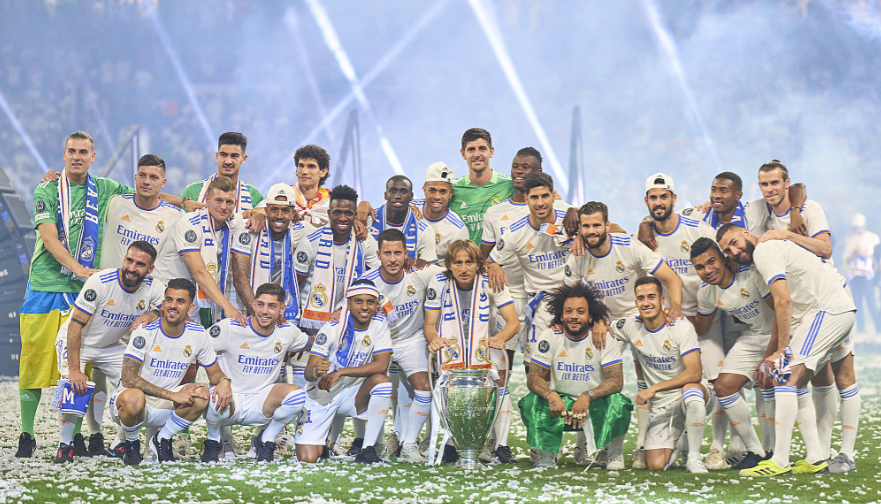 泪目皇马回伯纳乌办庆典马塞洛含泪跪地告别本泽马享受英雄待遇