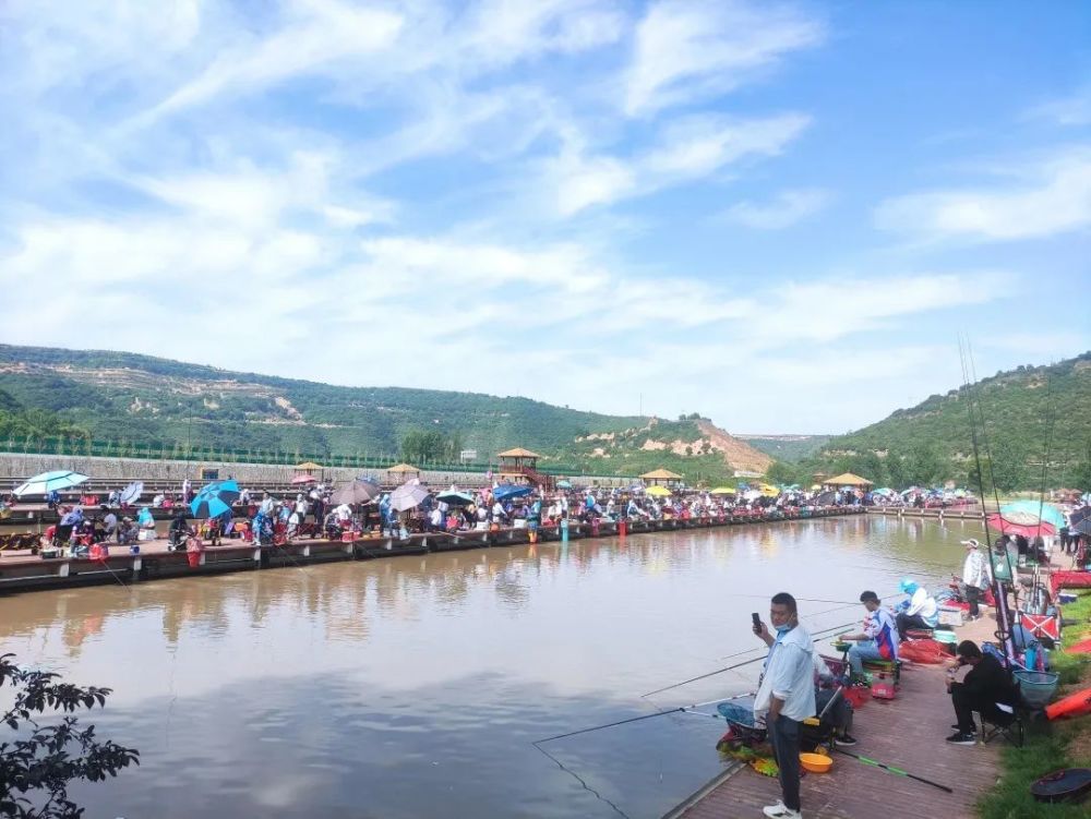 齐聚一"塘" 这场钓鱼比赛炫极了!_腾讯新闻