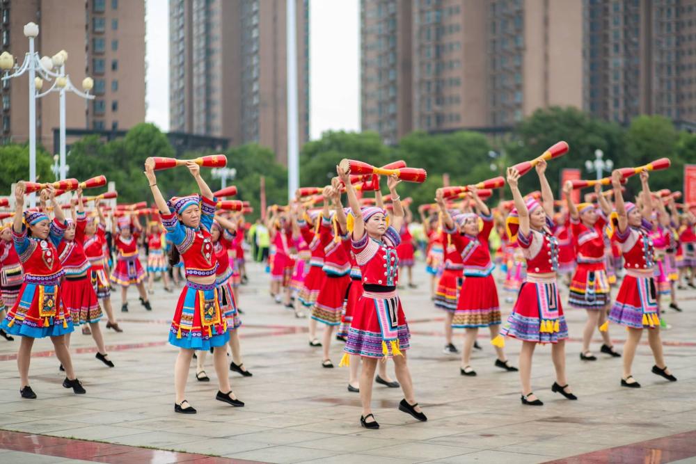 万人同跳广场舞展现积极向上的精神风貌