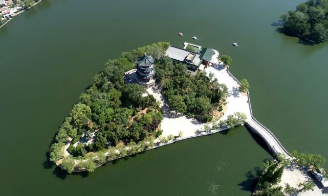 5月26日,游客在山东莱西市月牙湖里泛舟游玩(无人机照片)△5月26日