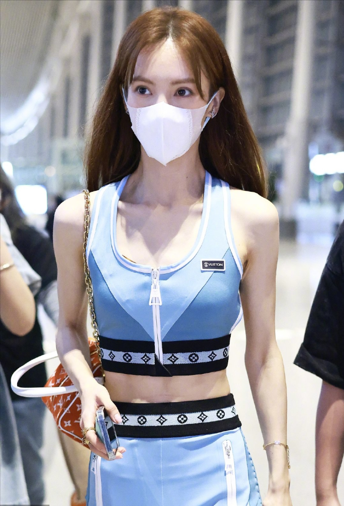 尤其是对于女明星来说,几乎需要天天面对镜头,所以个个都是纸片人的