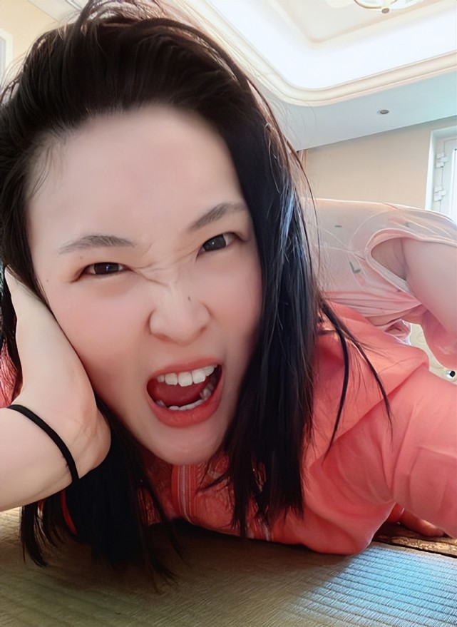 中国女排两任队长搞笑互动,都跟这个词有关,惠若琪表情亮了