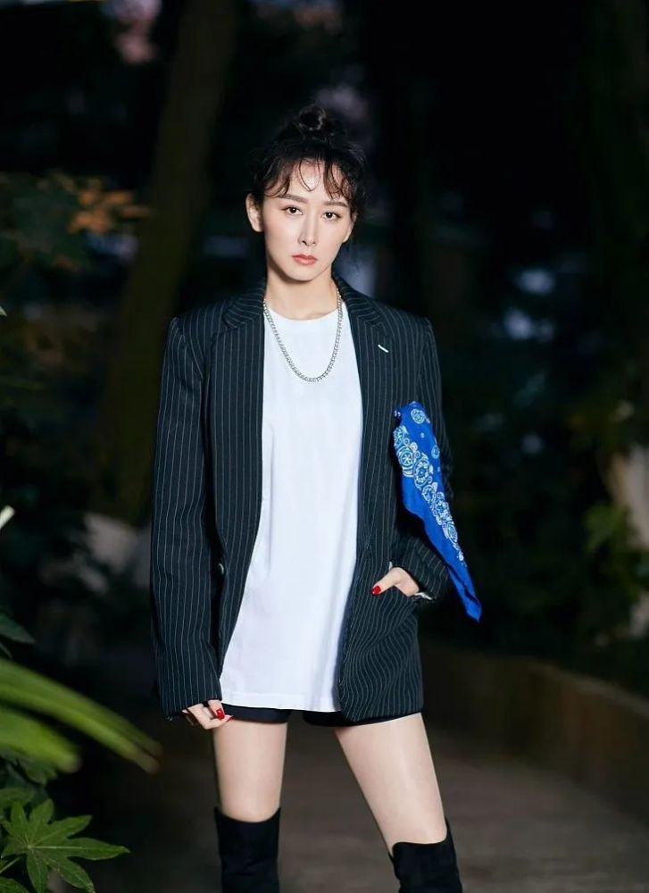 胡静的豪门生活真幸福,穿短裙与老公机场秀恩爱,气质不比少女差插图5