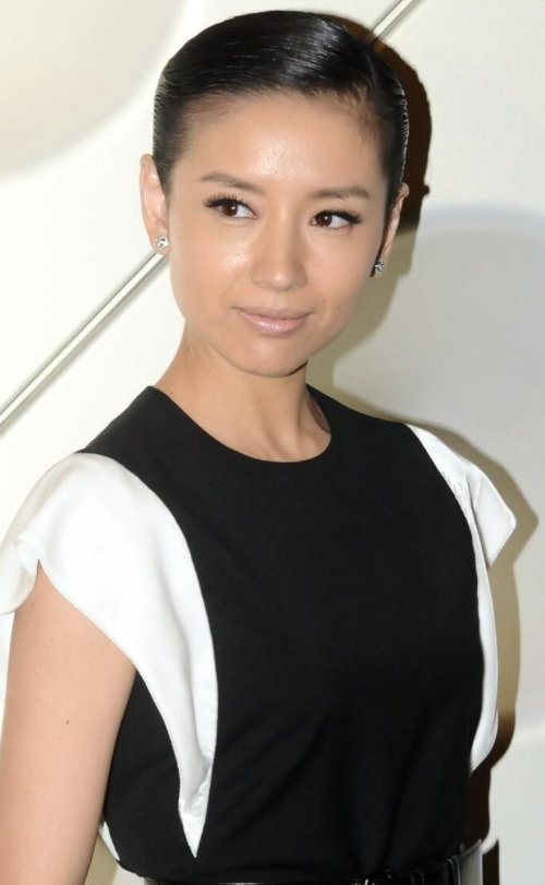 董洁罕见换发型大变样,大背头配撞色连衣裙,气质全无老10岁插图7