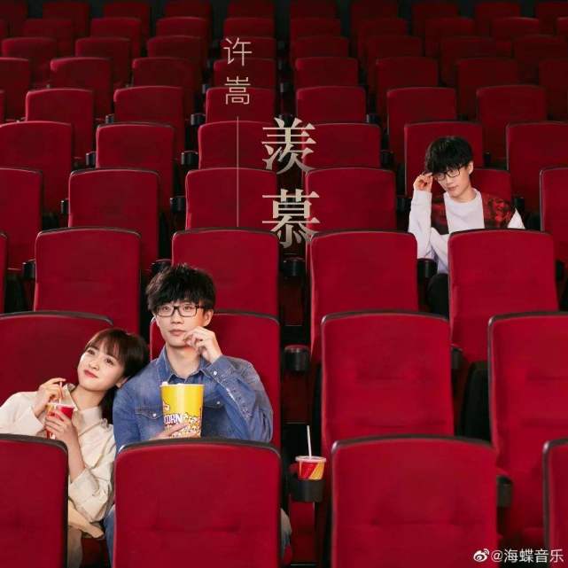 除了与初恋"徐佳颖"这段杜撰经历之外,许嵩与《中国好声音》学员刘美