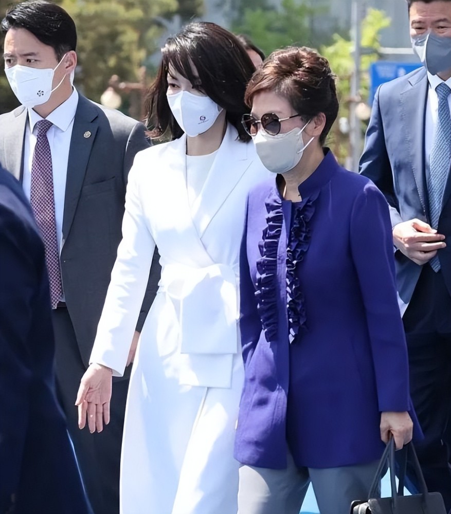 朴槿惠父亲朴正熙的狂热粉丝,所以他就把自己女儿的名字和朴正熙女儿