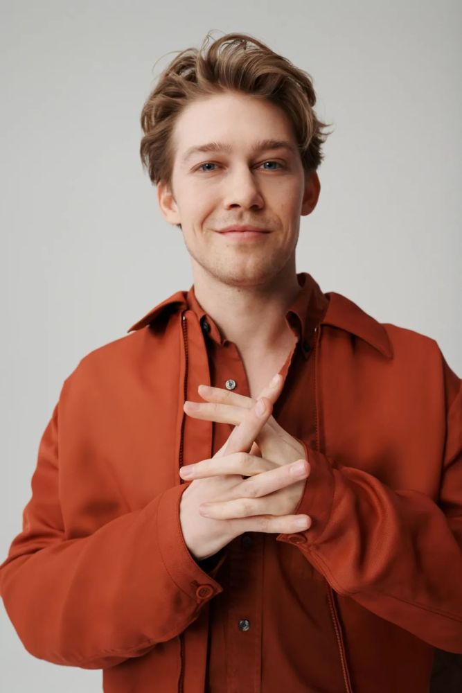 英国男星乔·阿尔文时尚杂志大片,柔软金发湛蓝眼眸深邃_腾讯新闻