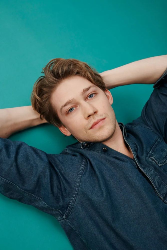 英国男星乔阿尔文时尚杂志大片柔软金发湛蓝眼眸深邃