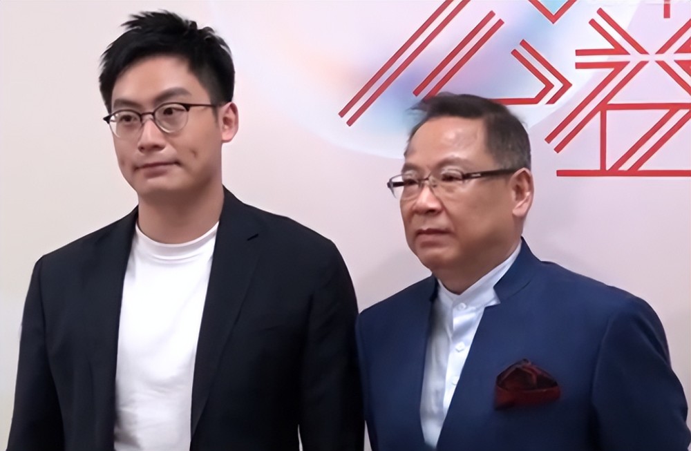 张明敏携子登上tvb舞台献唱65岁气质出众34岁儿子高大帅气