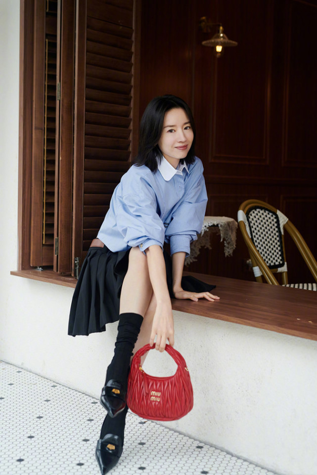 董洁年后首个下午茶大片穿露脐装彻底放开秀身材趴餐桌上太吸引人