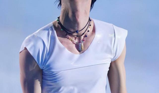 羽生结弦在表演中甩丢了他的幸运手串